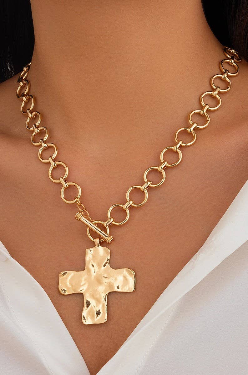 JOSSLYN de wall to wall - COLLAR DE CRUZ MARTILLATEADA CON CIERRE FRONTAL | 40NK9474
