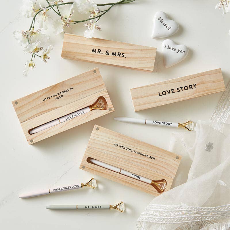 Estudio de diseño Santa Bárbara de Creative Brands - Caja de madera con bolígrafo con gemas - Historia de amor