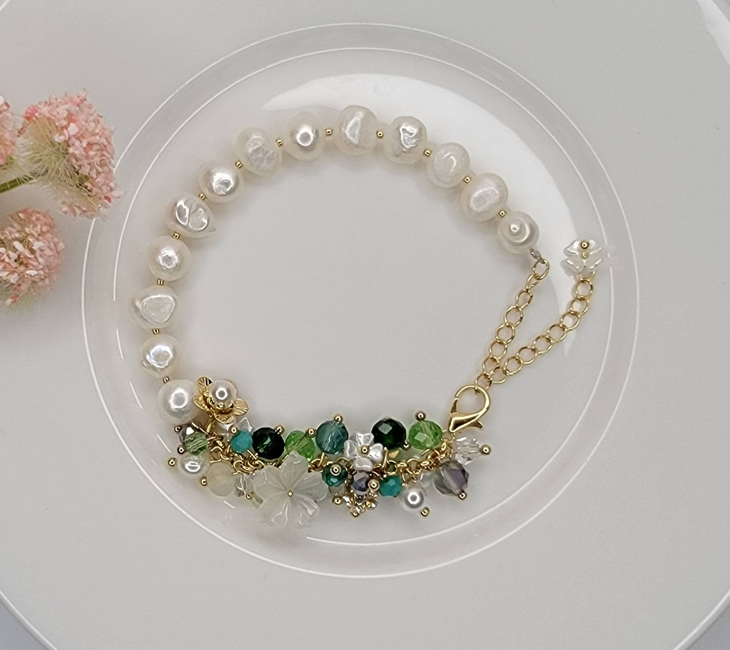 Pulseras hechas a mano con perlas de agua dulce.