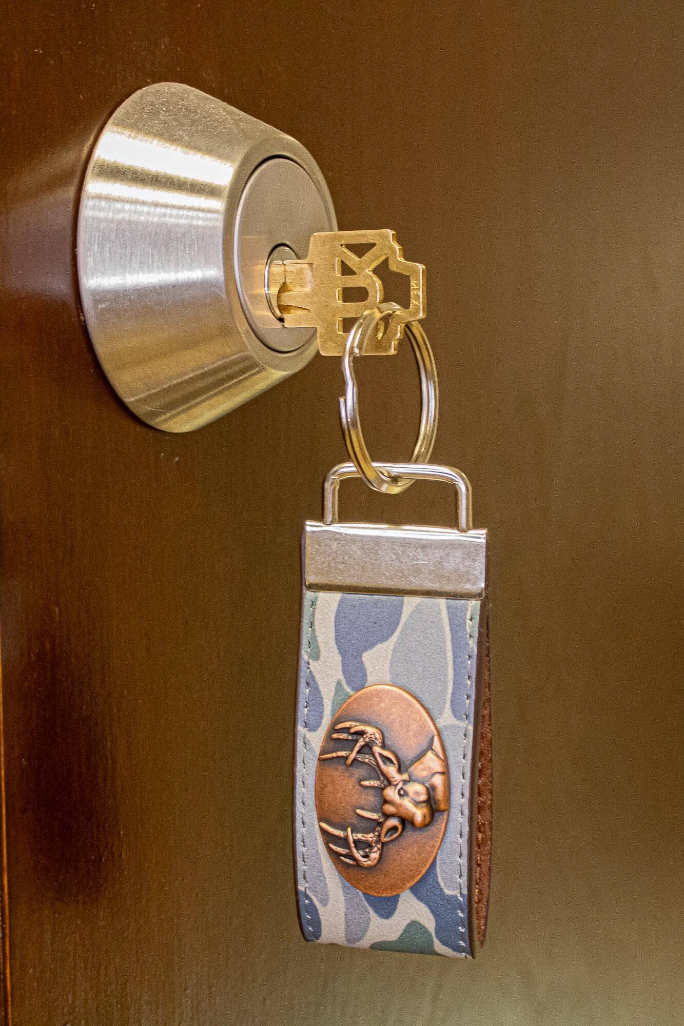 Buck Hunting Old School Camo Leather Loop Keychain.: Brown/Tan Camo