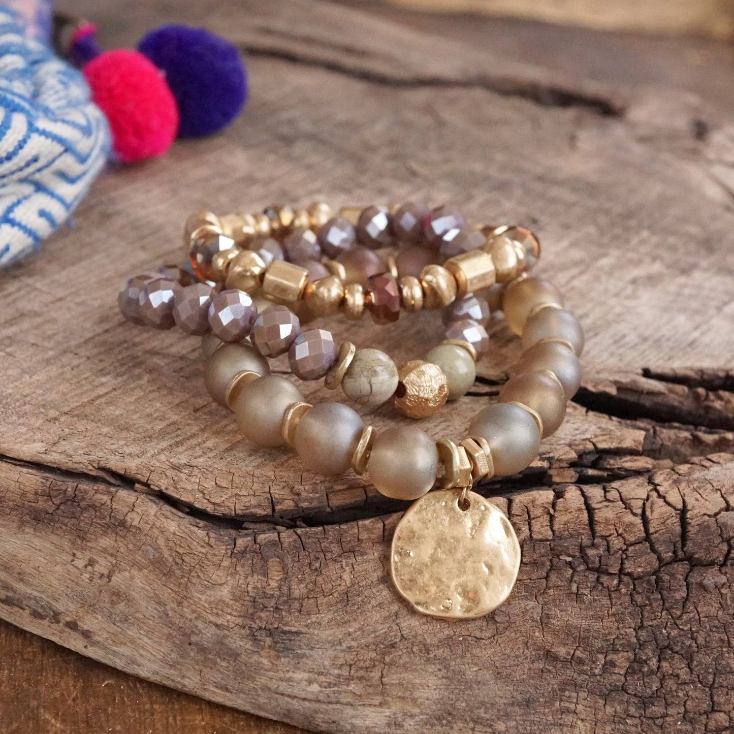 Conjunto llamativo de pulseras de monedas con cuentas bohemias en rosa