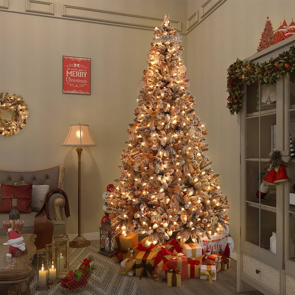 Árbol de Navidad artificial de abeto nevado con luces verdes.