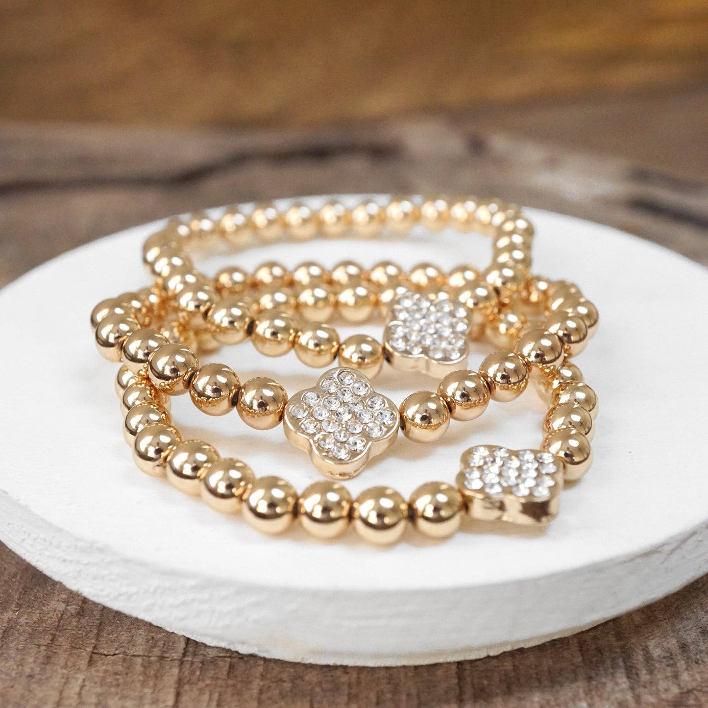 Pulsera de cuentas de bolas en tono dorado con diseño de trébol de cristal (pila de 3 pulseras)
