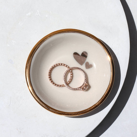 Cerámica Apricity - Plato para anillos con doble corazón | Cerámica hecha a mano con oro