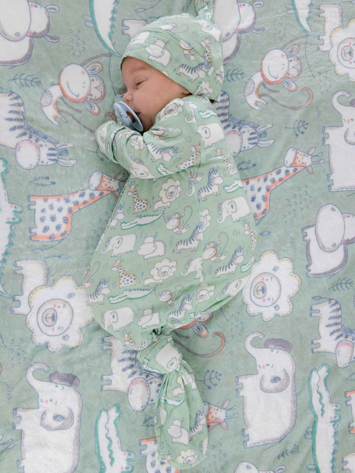 SoftSnooze™ Baby Bamboo Viscose Sage Safari Knotted Sleep Gown & Hat Set
: Green / Newborn-3m