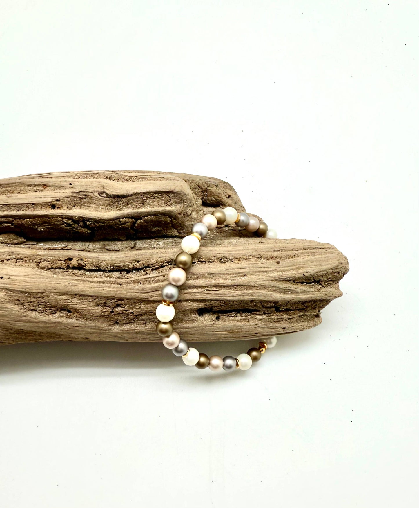 Pulsera elástica clásica Rant & Rave de nácar multicapa con baño de oro de 14 quilates de 18 cm
