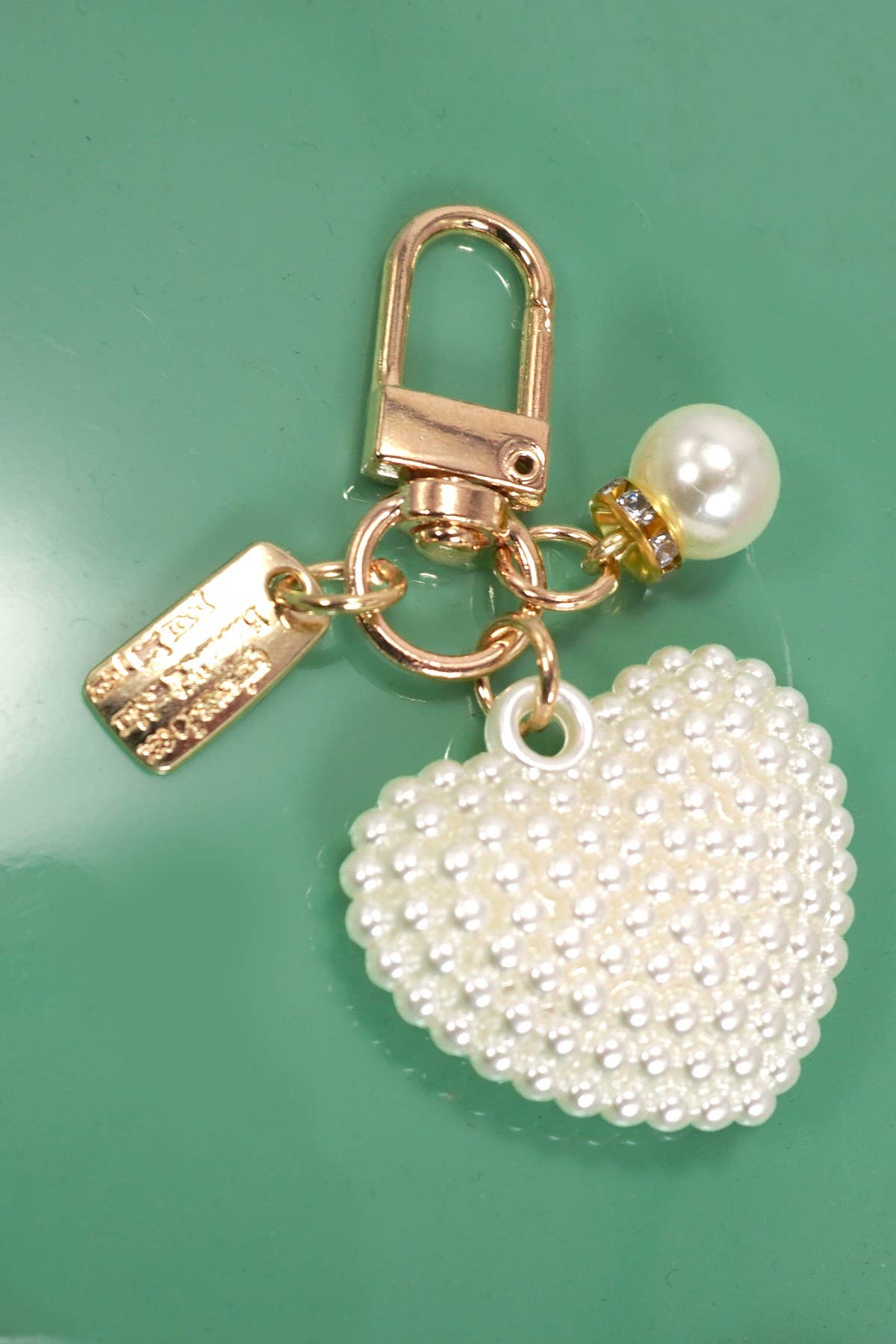 LLAVERO CON CORAZÓN DE PERLA HINCHADO PARA BOLSO