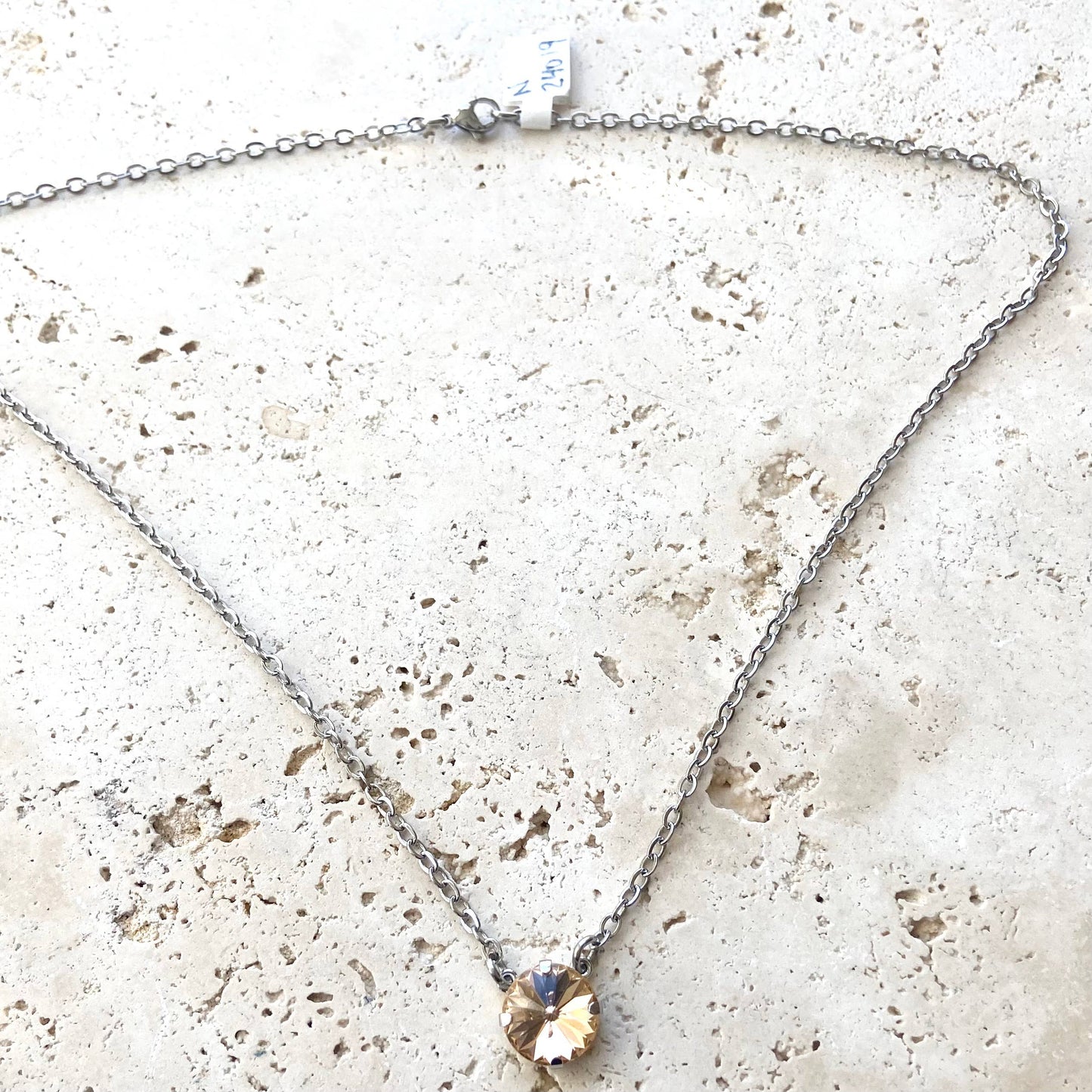 Collar con cristales Swarovski color melocotón claro.