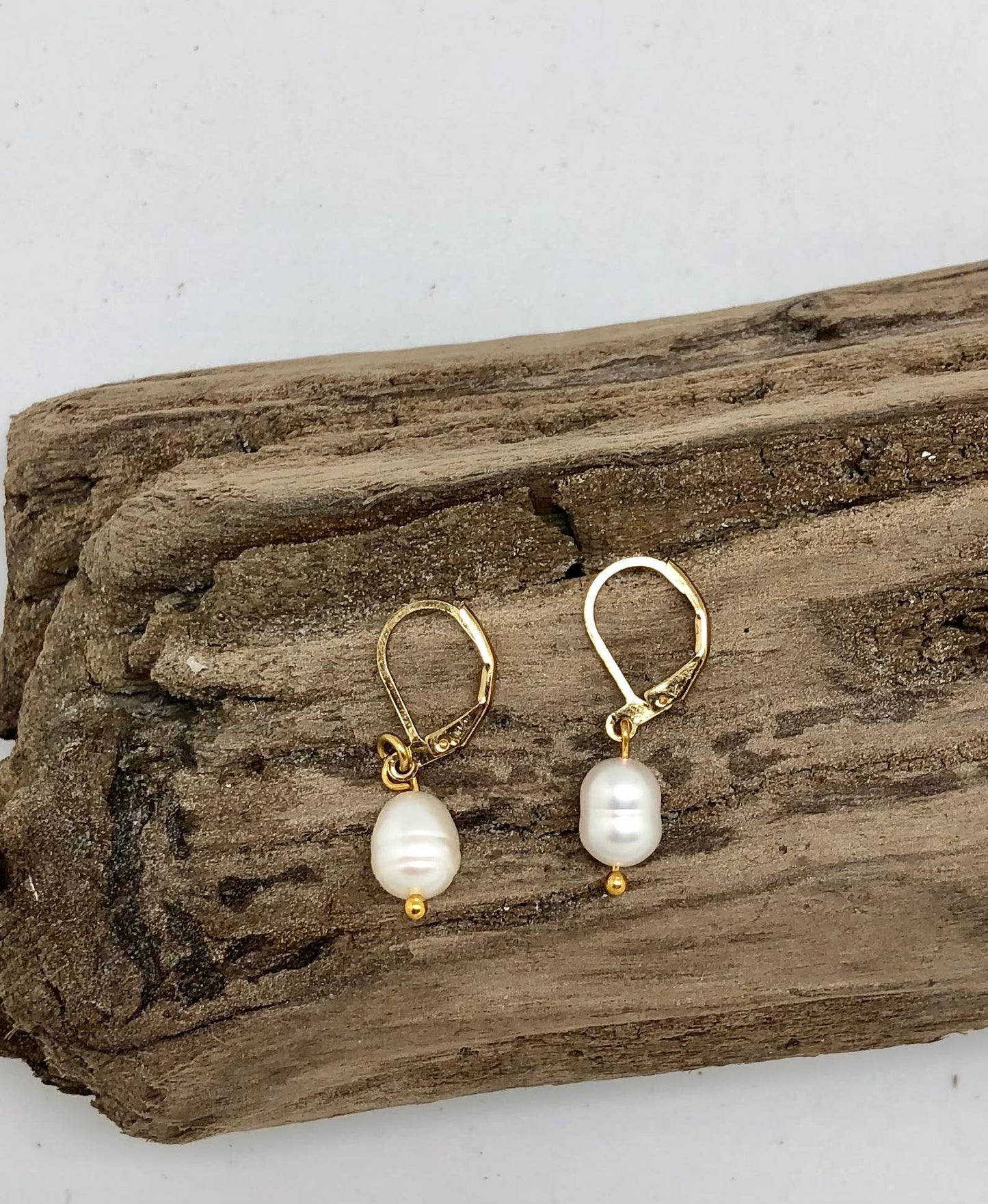 Earring Freshwater Pearl with Closed Gold Hook
