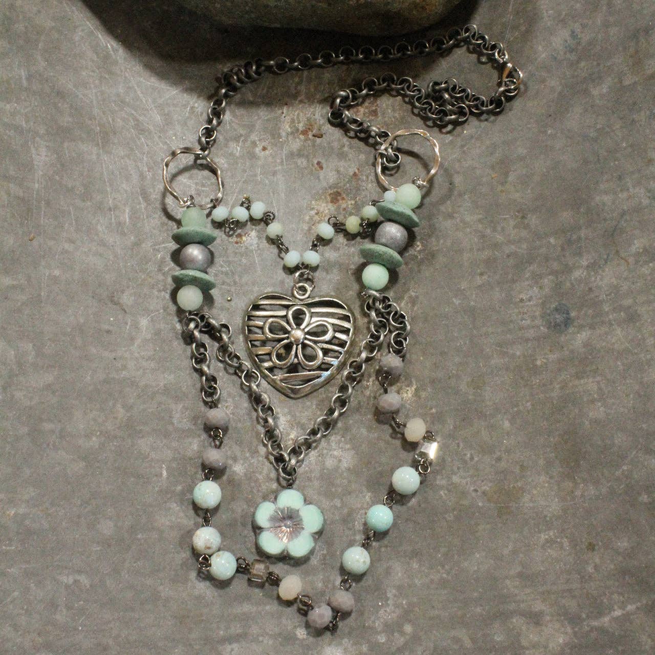Colgante de flor de corazón de platino con capas de piedra menta y cristal checo.