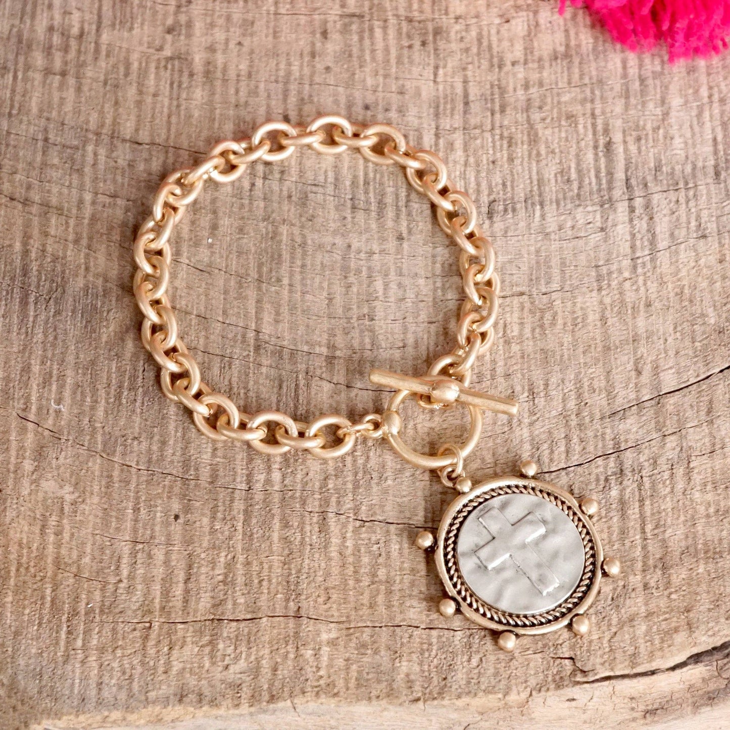 Pulsera de cadena con monedas cruzadas y cierre de palanca en tono plateado o dorado