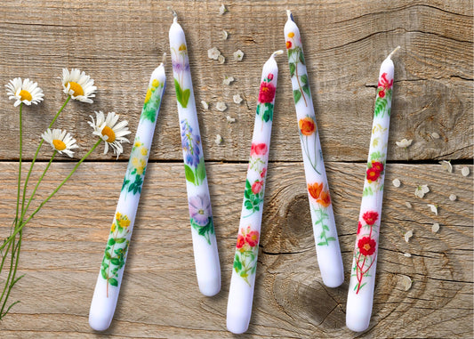 Velas cónicas botánicas rústicas de estilo cottagecore, perfectas para acompañar el té.