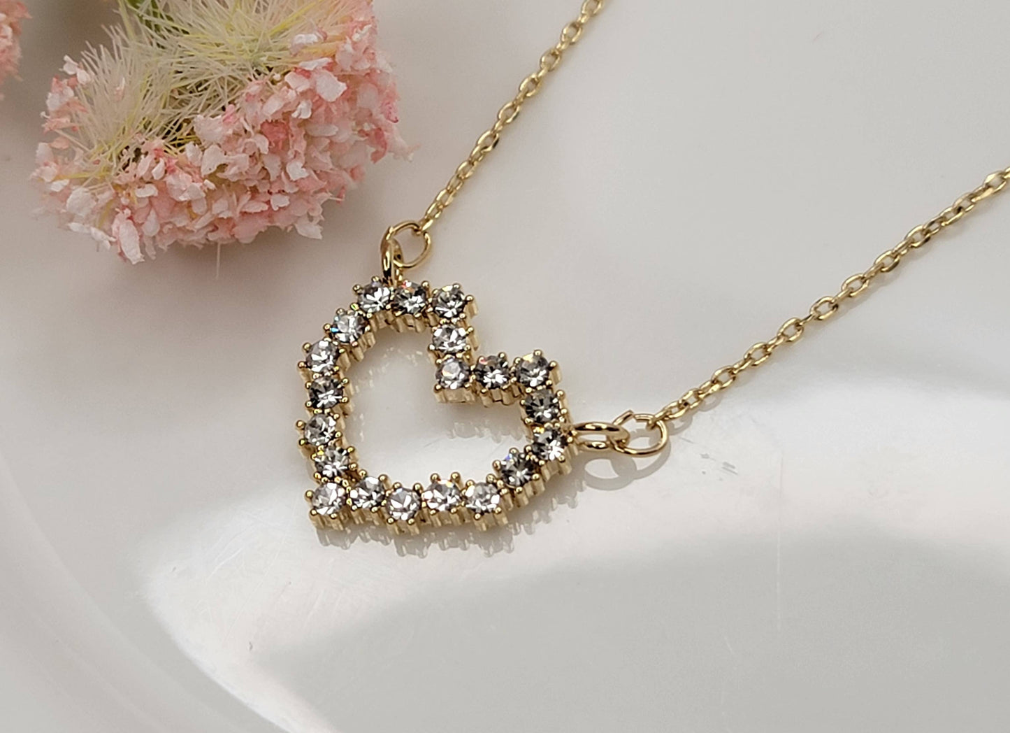 DELICATE HEART NECKLACE