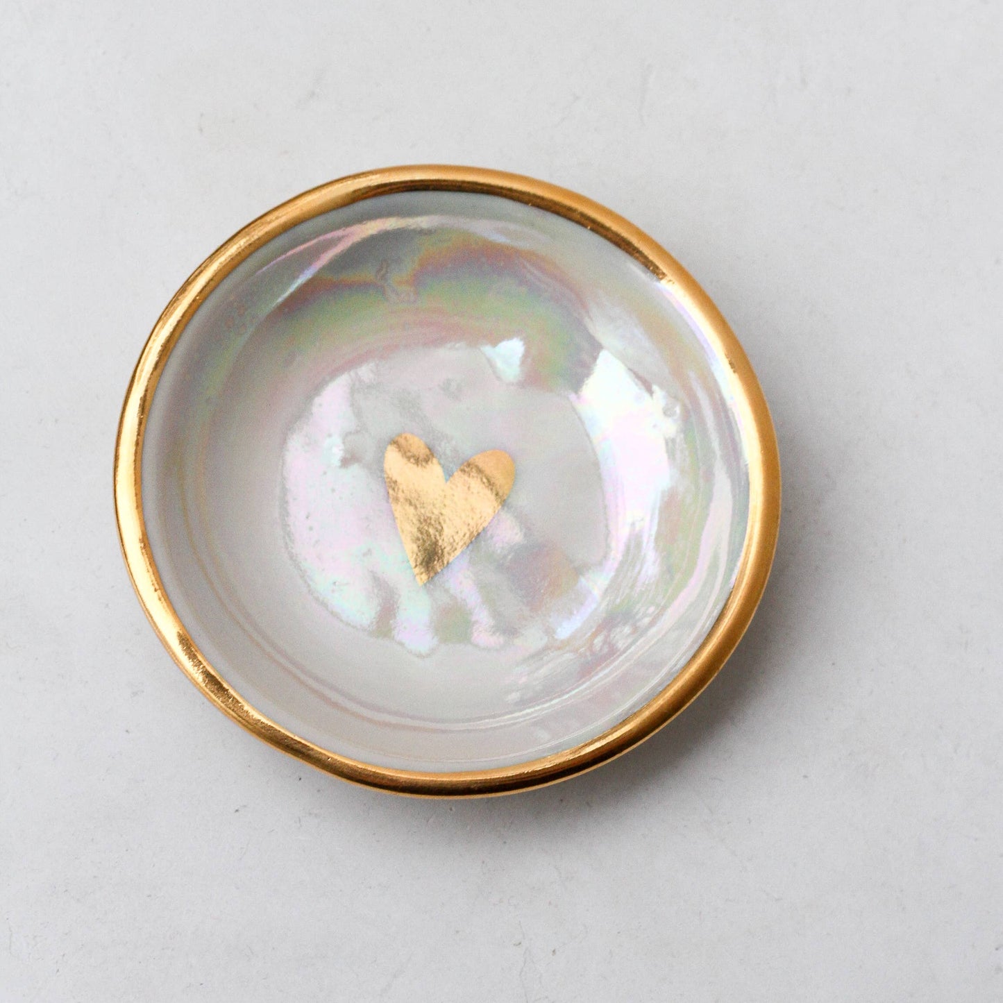 Cerámica Apricity - Plato para anillos con forma de corazón iridiscente | Cerámica hecha a mano con oro