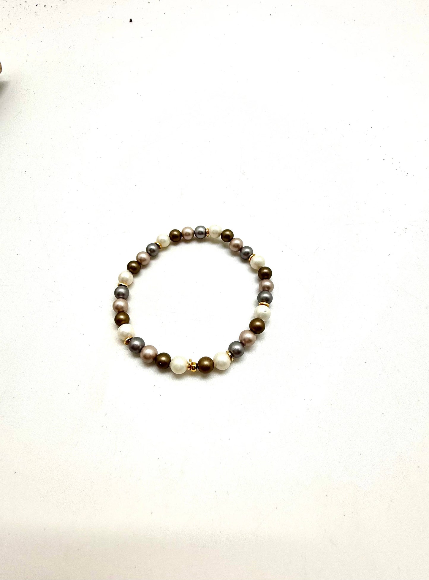 Pulsera elástica clásica Rant &amp; Rave de nácar multicapa con baño de oro de 14 quilates de 18 cm