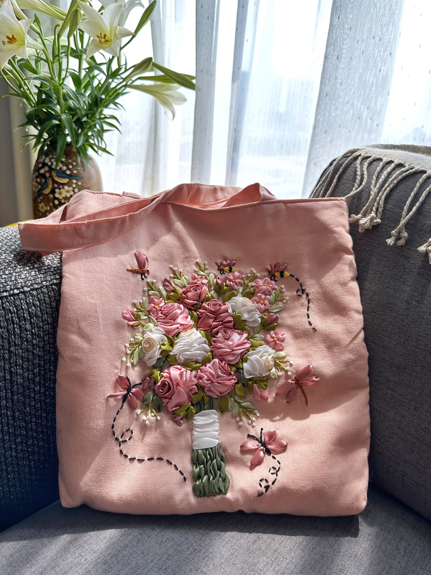 Bolsa de lino rosa con cinta bordada con ramo de flores