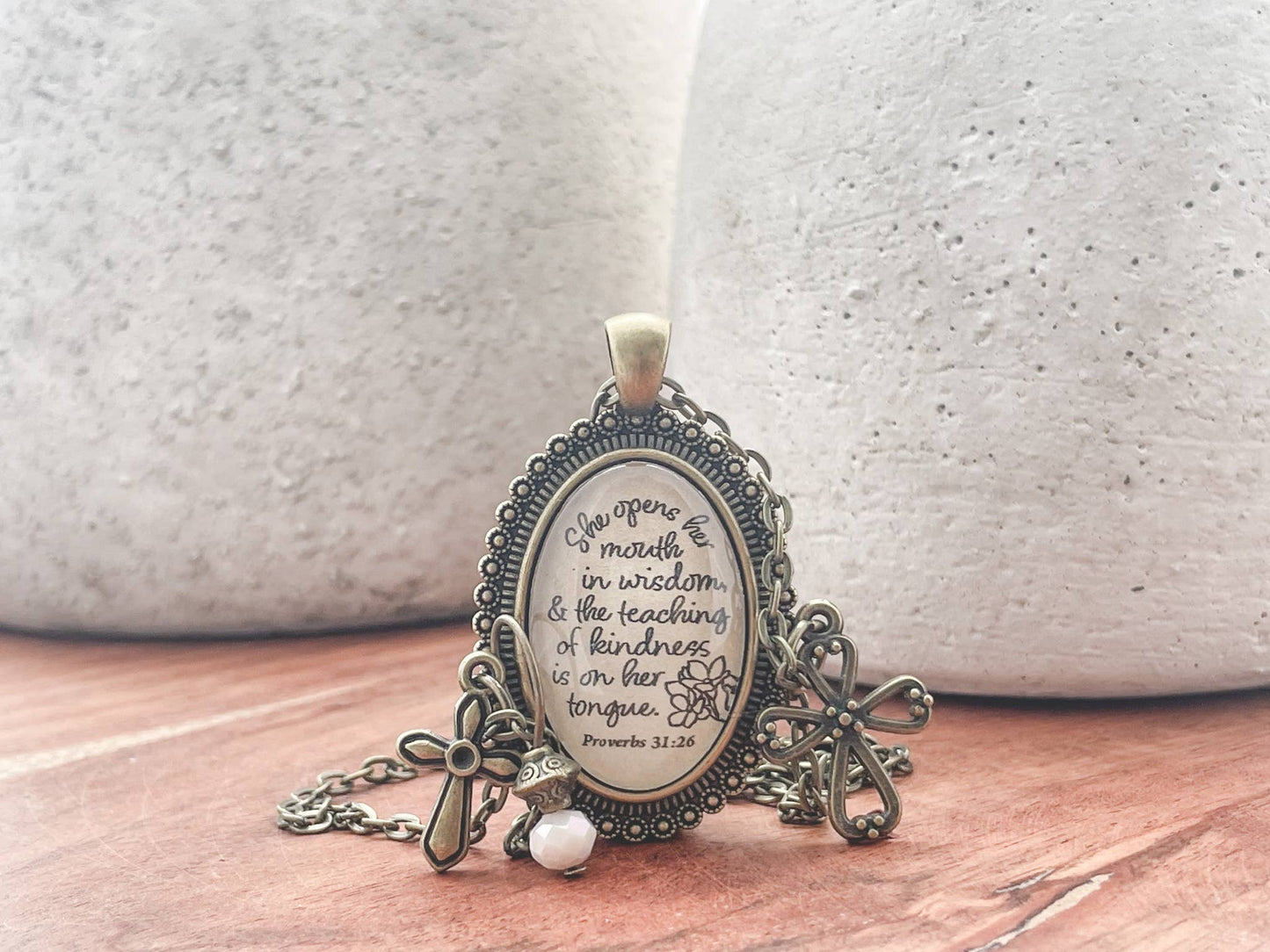Ivy Barn Designs - Collar de Proverbios 31:26 para el Día de la Madre en una boutique cristiana.
