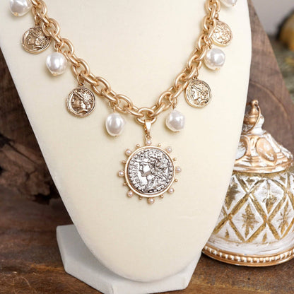 Collar bohemio con dijes de monedas y perlas en tonos dorados y plateados
