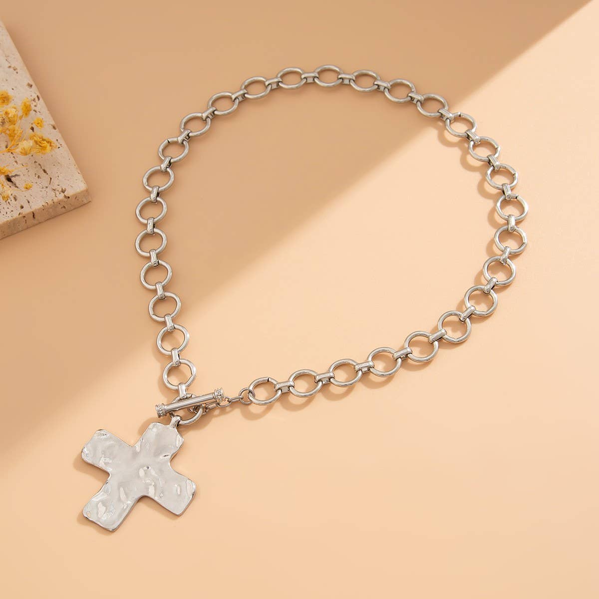 JOSSLYN de wall to wall - COLLAR DE CRUZ MARTILLATEADA CON CIERRE FRONTAL | 40NK9474