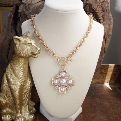 Divine Gleam – Pulsera de cruz martillada con perlas y cristales