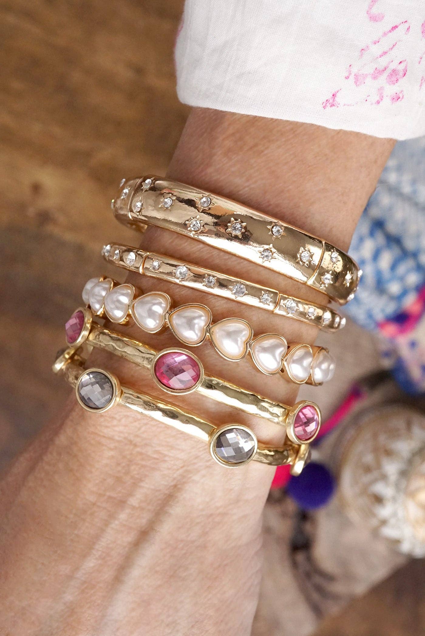 PennyLine inc - Sweetheart Shine – Gold Stretchy Bangle with Pearl Hearts