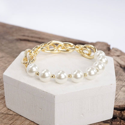 Pulsera de cadena dorada y perlas grandes