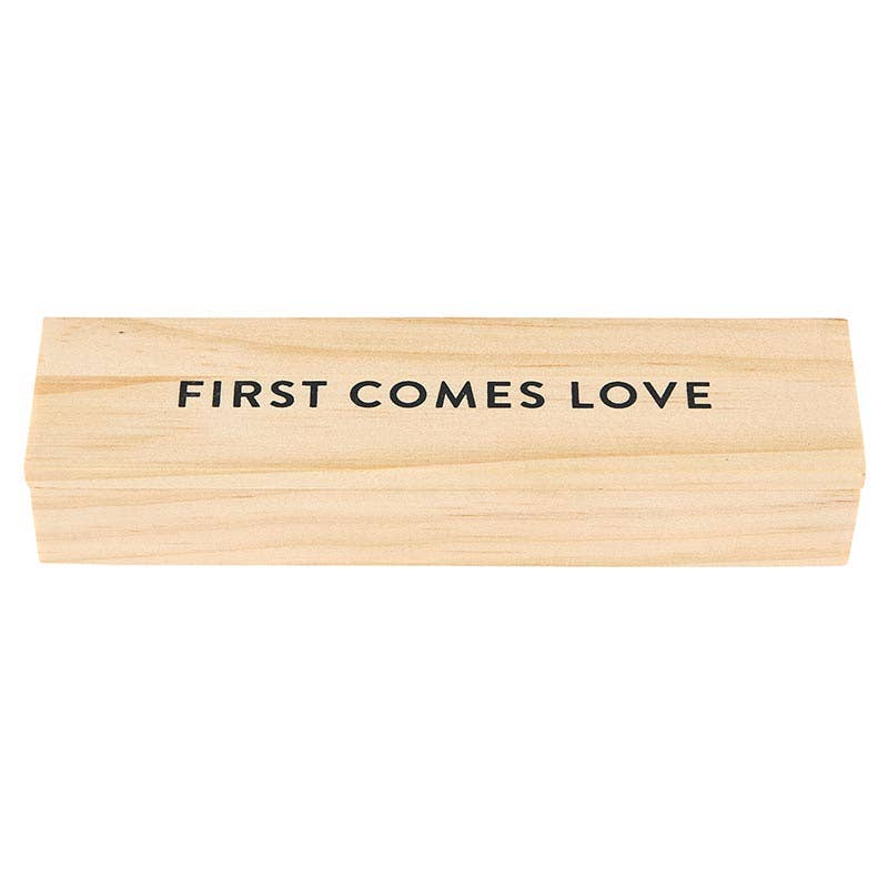 Estudio de diseño de Santa Bárbara de Creative Brands - Caja de madera con bolígrafo de gemas - First Comes Love
