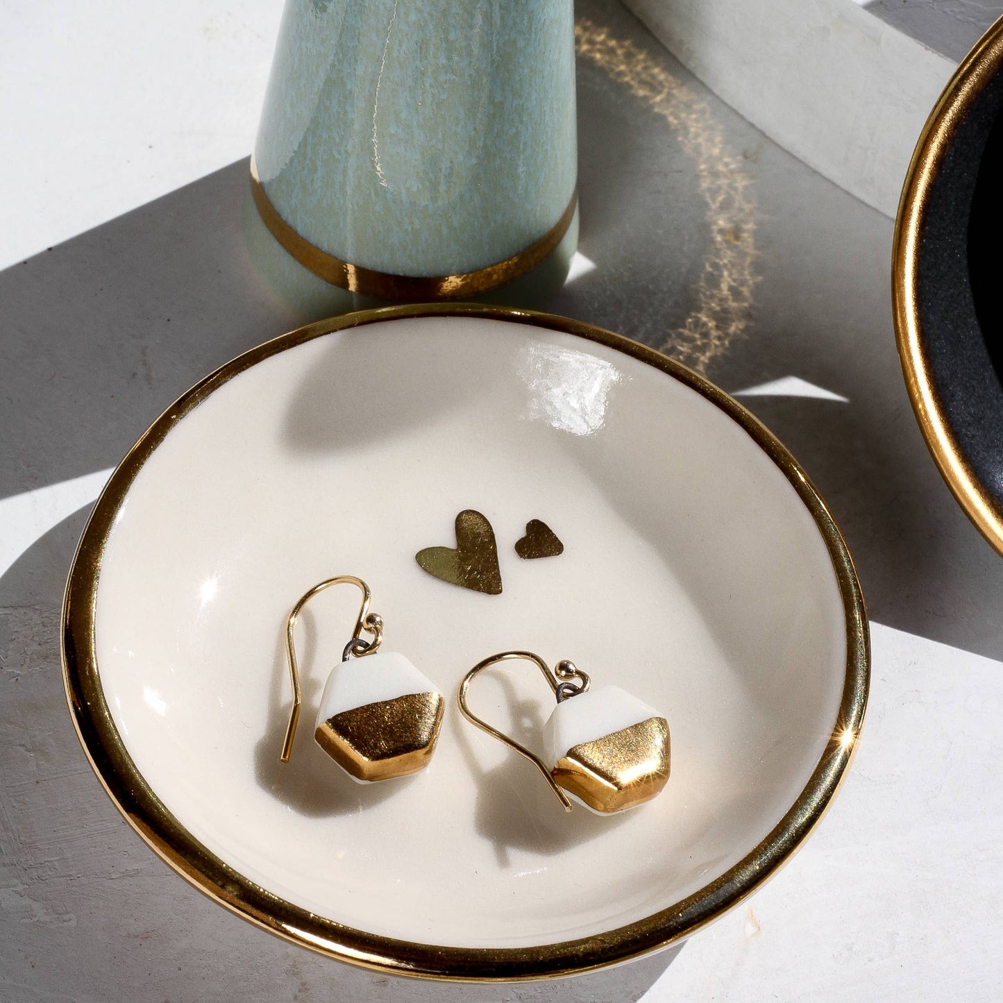 Cerámica Apricity - Plato para anillos con doble corazón | Cerámica hecha a mano con oro