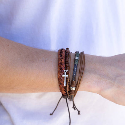 Conjunto de pulsera para hombre con cuentas marrones, cruz y cuero mixto.