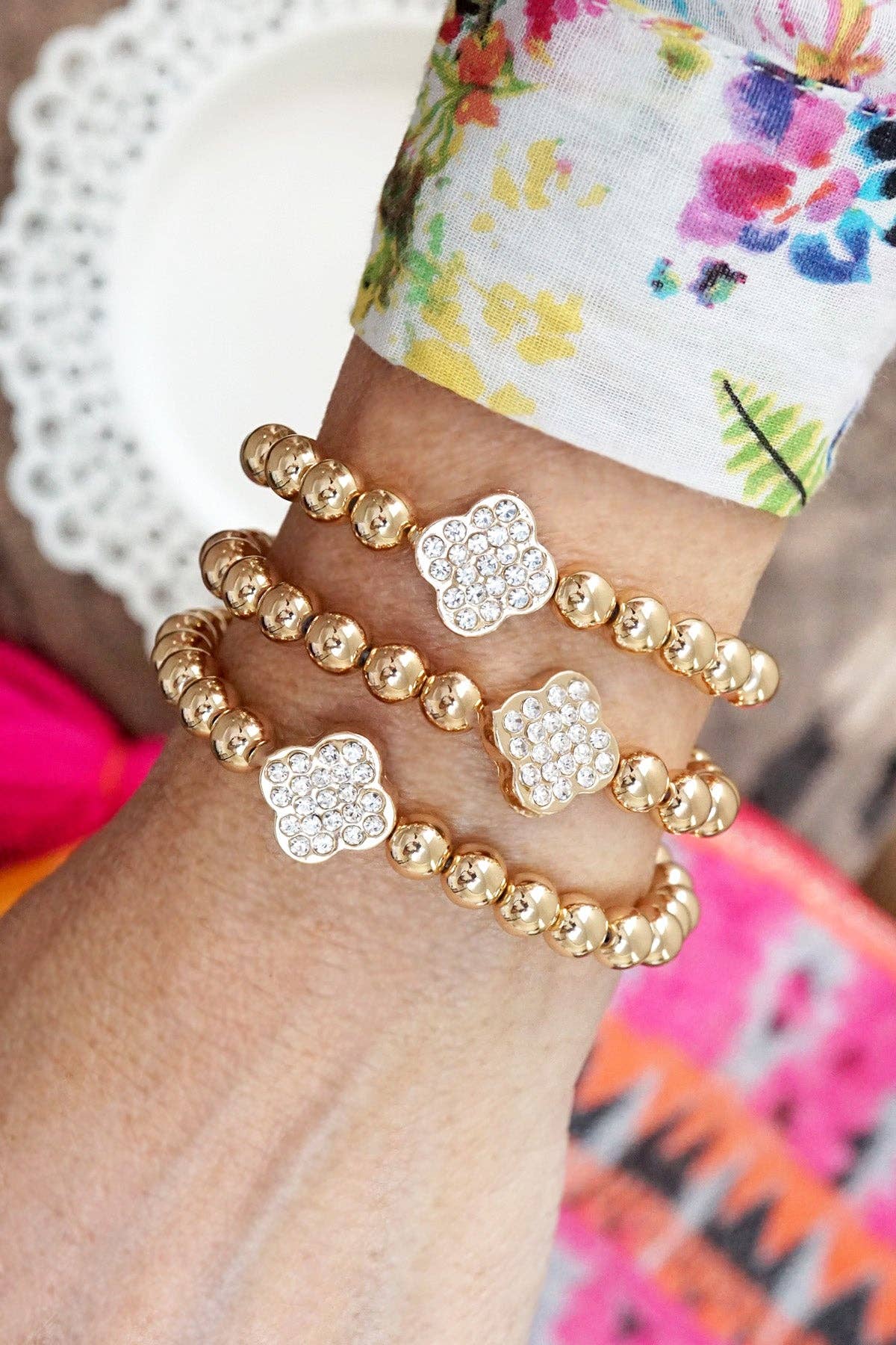 Pulsera de cuentas de bolas en tono dorado con diseño de trébol de cristal (pila de 3 pulseras)
