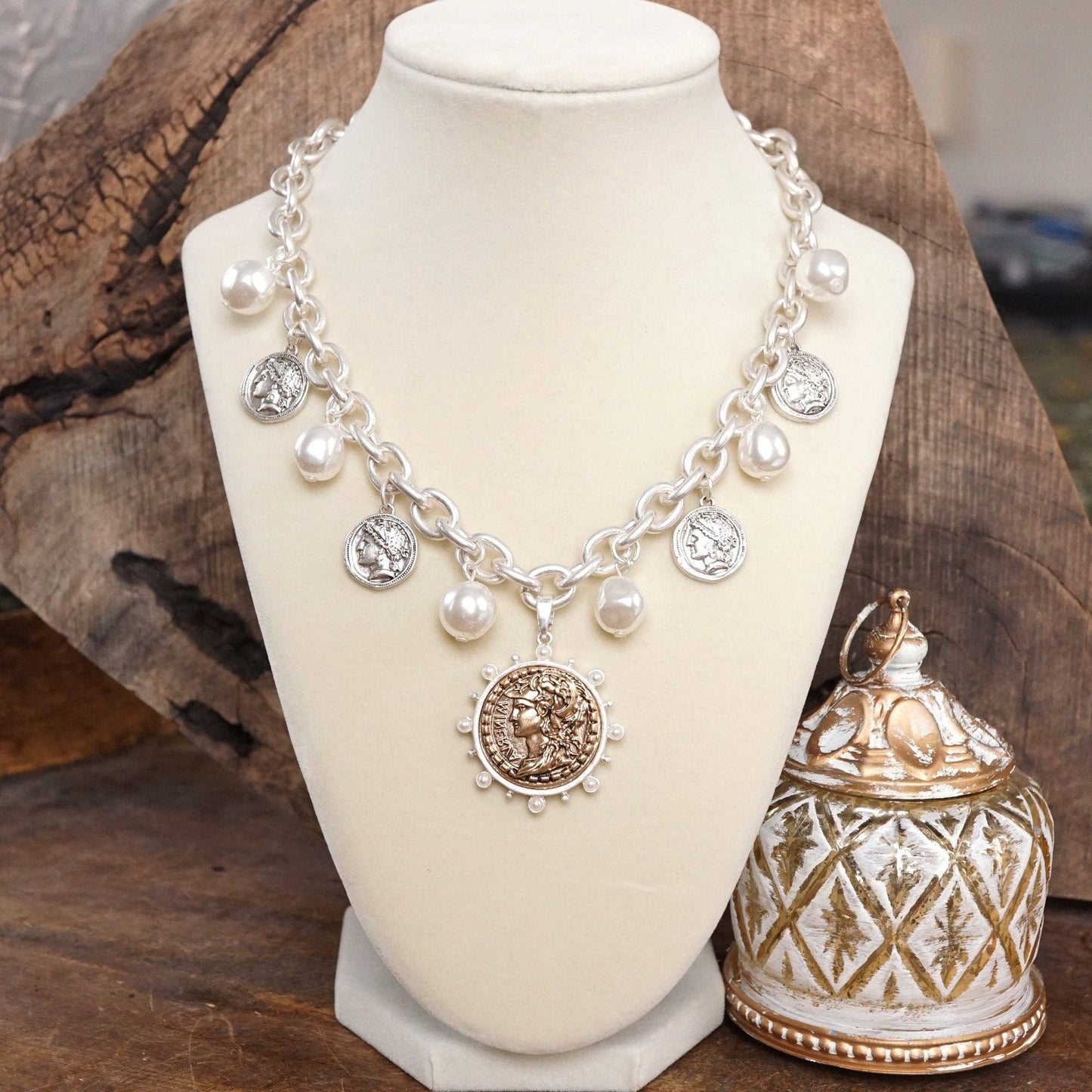 Collar bohemio con dijes de monedas y perlas en tonos dorados y plateados