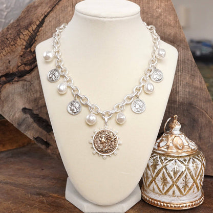 Collar bohemio con dijes de monedas y perlas en tonos dorados y plateados
