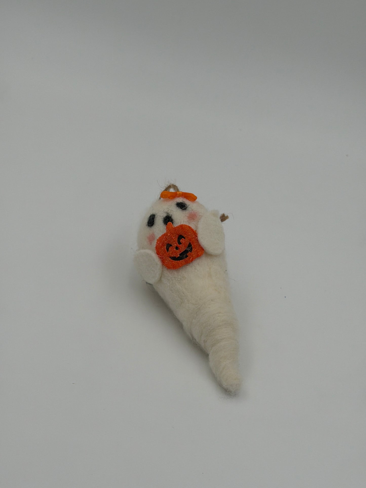Fantasma de fieltro blanco con adorno de calabaza