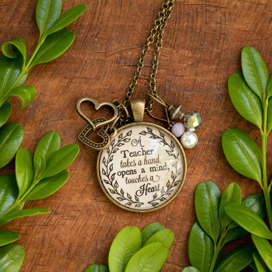 Ivy Barn Designs - Un maestro toma una mano, abre una mente y toca un corazón.