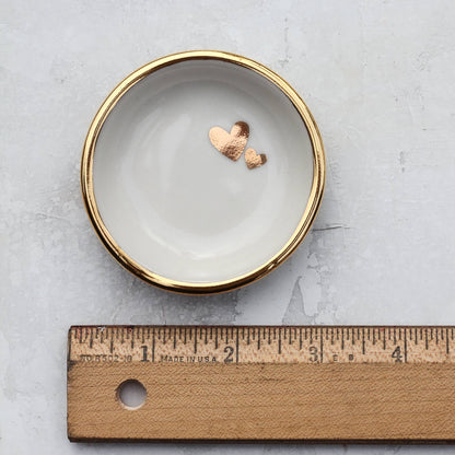 Cerámica Apricity - Plato para anillos con doble corazón | Cerámica hecha a mano con oro