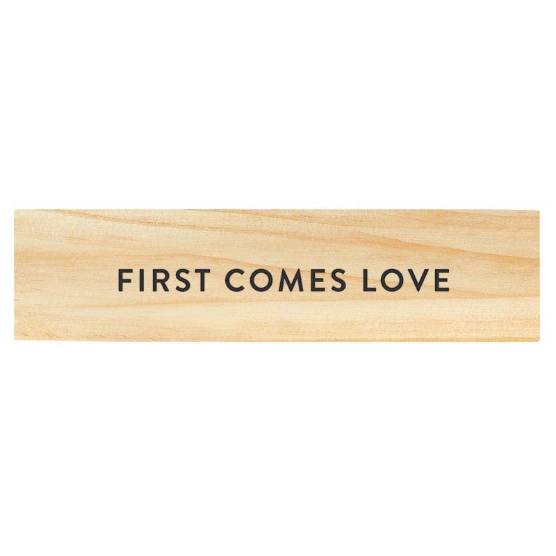 Estudio de diseño de Santa Bárbara de Creative Brands - Caja de madera con bolígrafo de gemas - First Comes Love