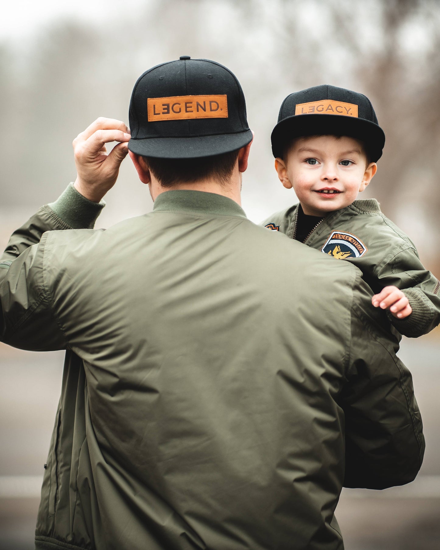Para: Flechas Pequeñas - Regalo del Día del Padre - Gorra con Parche de Cuero Genuino Legend + Legacy