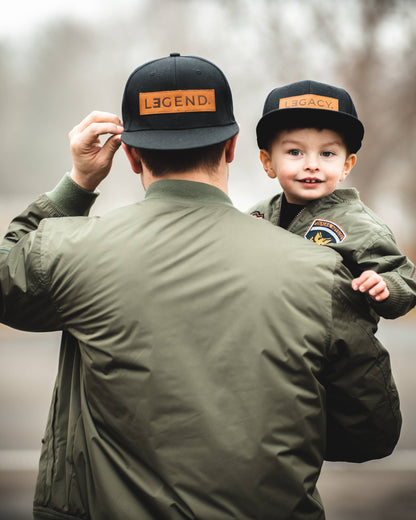 Para: Flechas Pequeñas - Regalo del Día del Padre - Gorra con Parche de Cuero Genuino Legend + Legacy