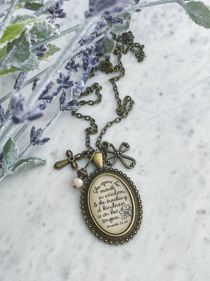 Ivy Barn Designs - Collar de Proverbios 31:26 para el Día de la Madre en una boutique cristiana.