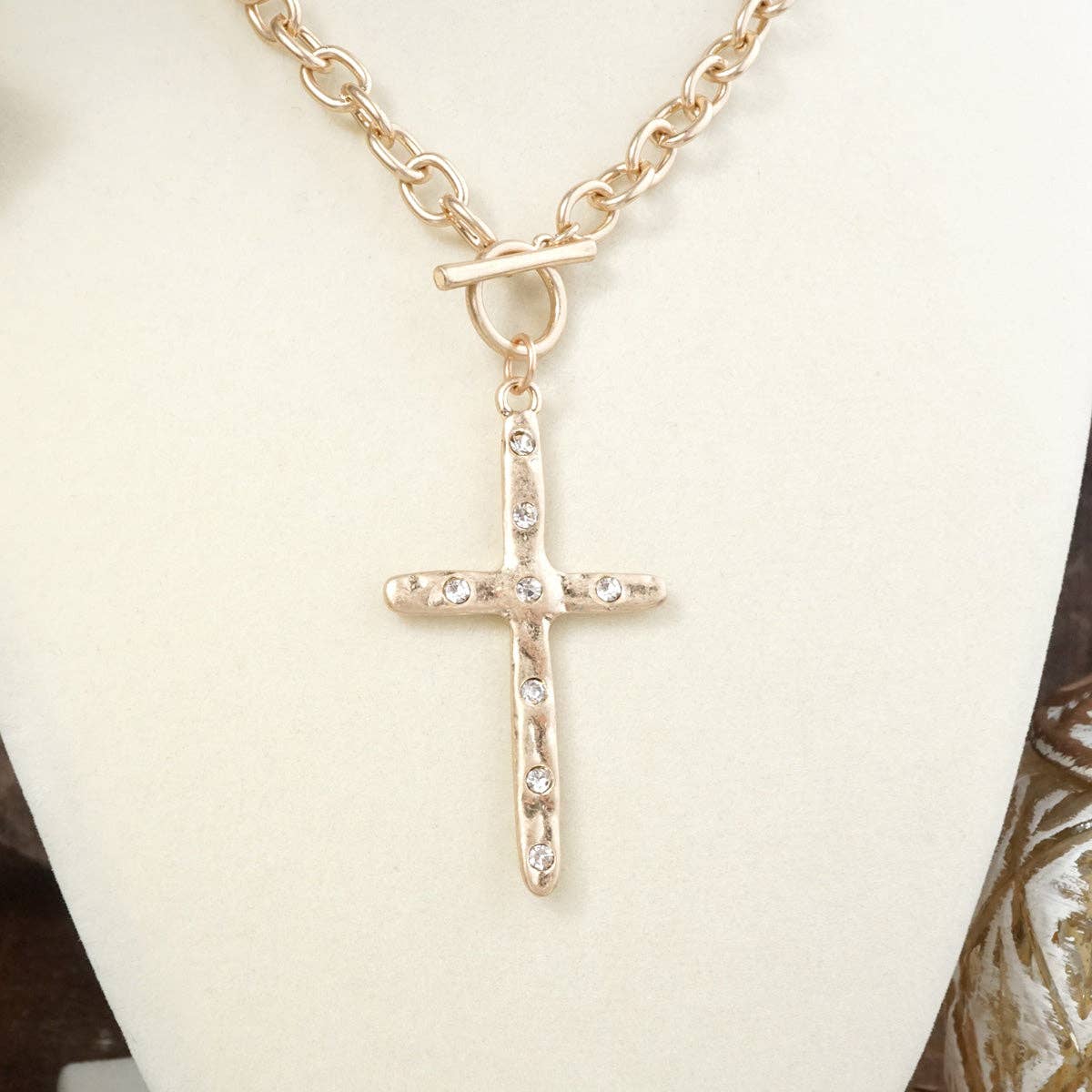 Simplicidad Divina – Collar con Cruz Martillada y Cierre Frontal