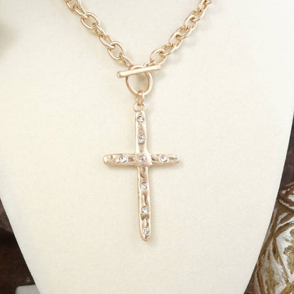 Simplicidad Divina – Collar con Cruz Martillada y Cierre Frontal