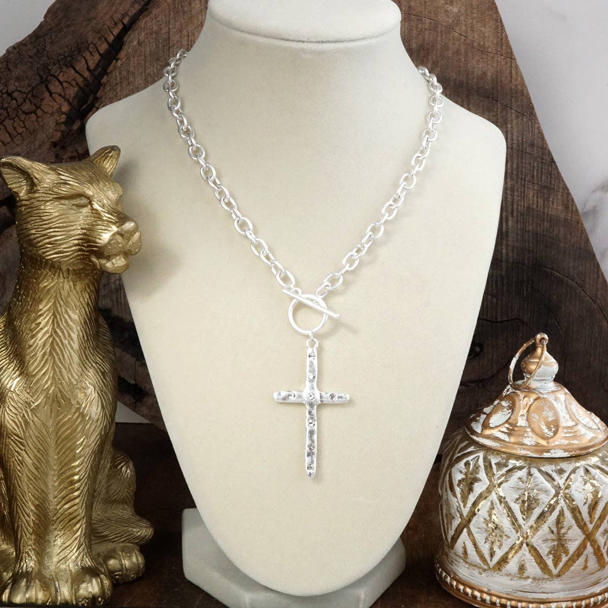 Simplicidad Divina – Collar con Cruz Martillada y Cierre Frontal