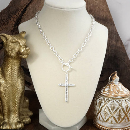 Simplicidad Divina – Collar con Cruz Martillada y Cierre Frontal