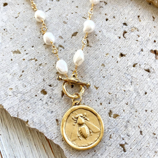 Queen bee pearl necklace