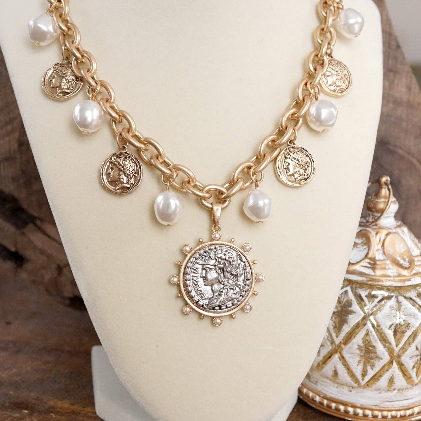 Collar bohemio con dijes de monedas y perlas en tonos dorados y plateados