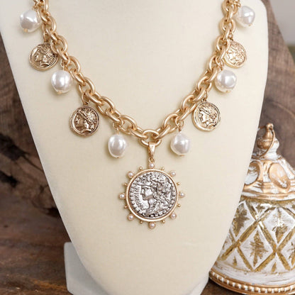 Collar bohemio con dijes de monedas y perlas en tonos dorados y plateados