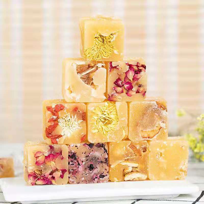 Cubos de azúcar gourmet con miel, flores y frutas.