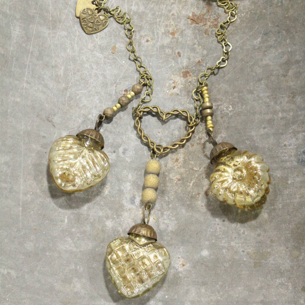 Collar retro de oro viejo "Tres veces el amor"