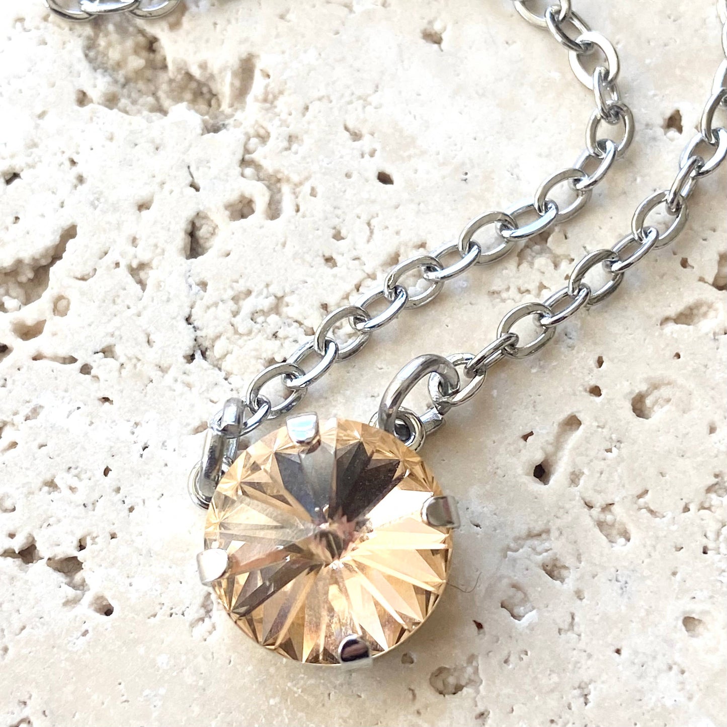 Collar con cristales Swarovski color melocotón claro.