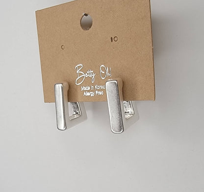 REGTANGLE HOOP EARRINGS